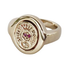 Signet Memento Mori style crâne en or, rubis J Dauphin