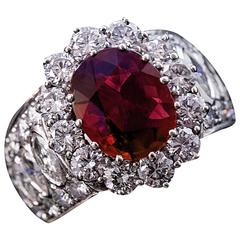 Anillo en racimo de oro blanco con rubí y diamante