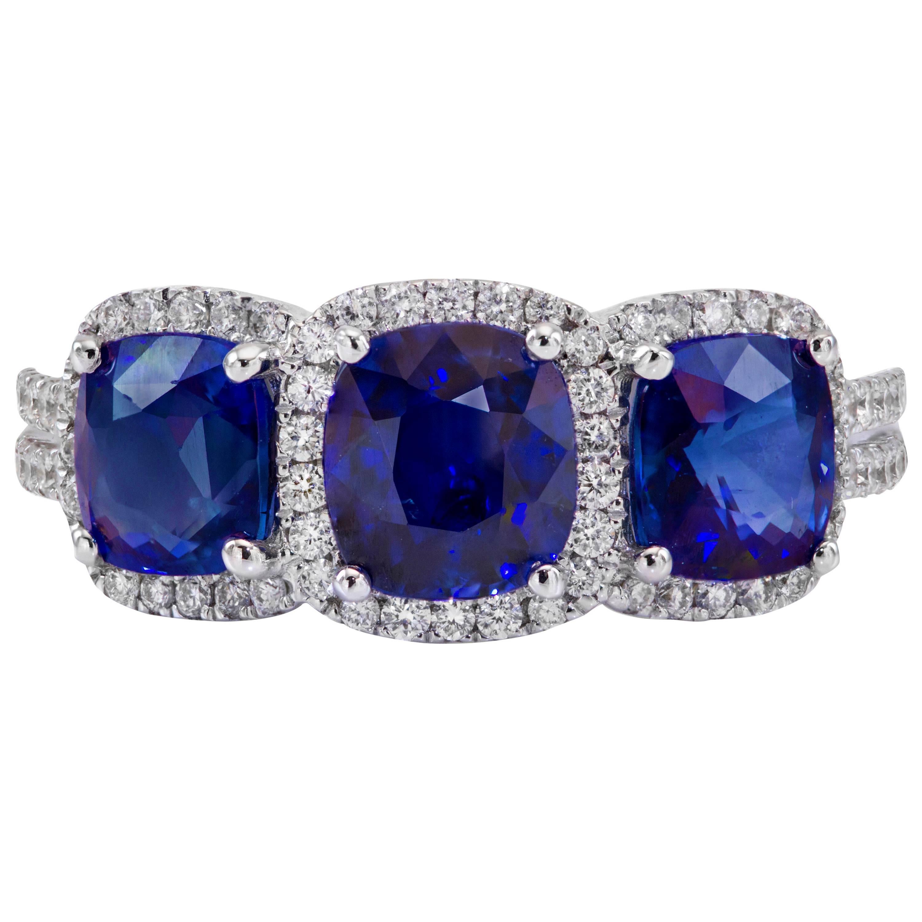 Verlobungsring mit 3,25 Karat blauem Saphir im Kissenschliff und Diamanten mit drei Steinen und Halo im Angebot
