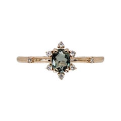Delicado Anillo de Alejandrita Natural de Color Cambiante con Diamantes en Oro Amarillo de 14K