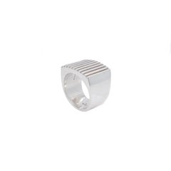 Anillo de sello rectangular acanalado vintage Gucci de plata de ley
