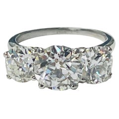 Verlobungsring aus Platin mit drei Steinen im alteuropäischen Schliff und Diamanten, GIA-zertifiziert.