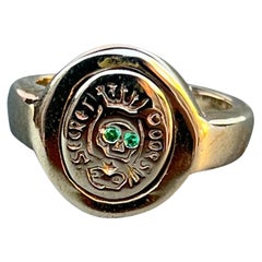 Anello Crest Signet Smeraldo Memento Mori Stile Teschio