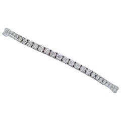 Diamantes de 4,74 quilates, pulsera de tenis de oro blanco de 14 quilates.