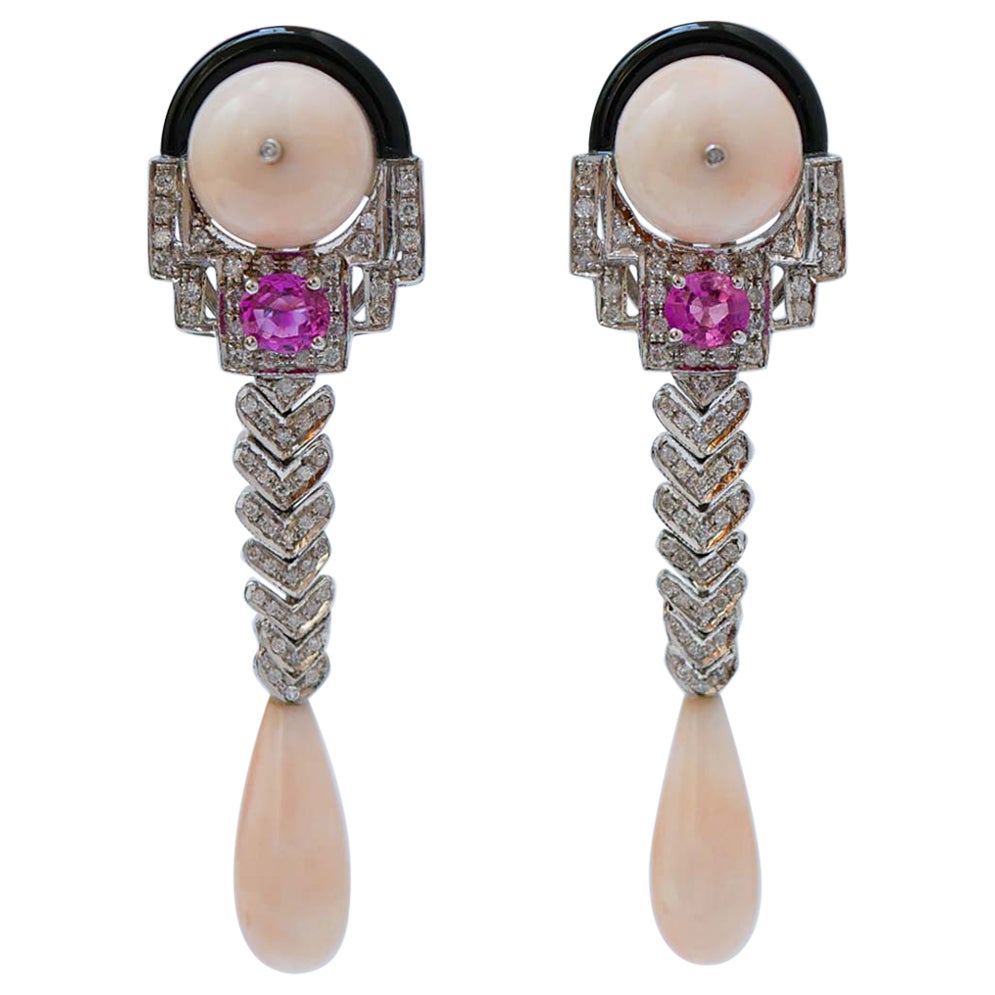 Coral, Ónice, Rubíes, Diamantes, Pendientes de Oro Blanco de 14 Kilates.