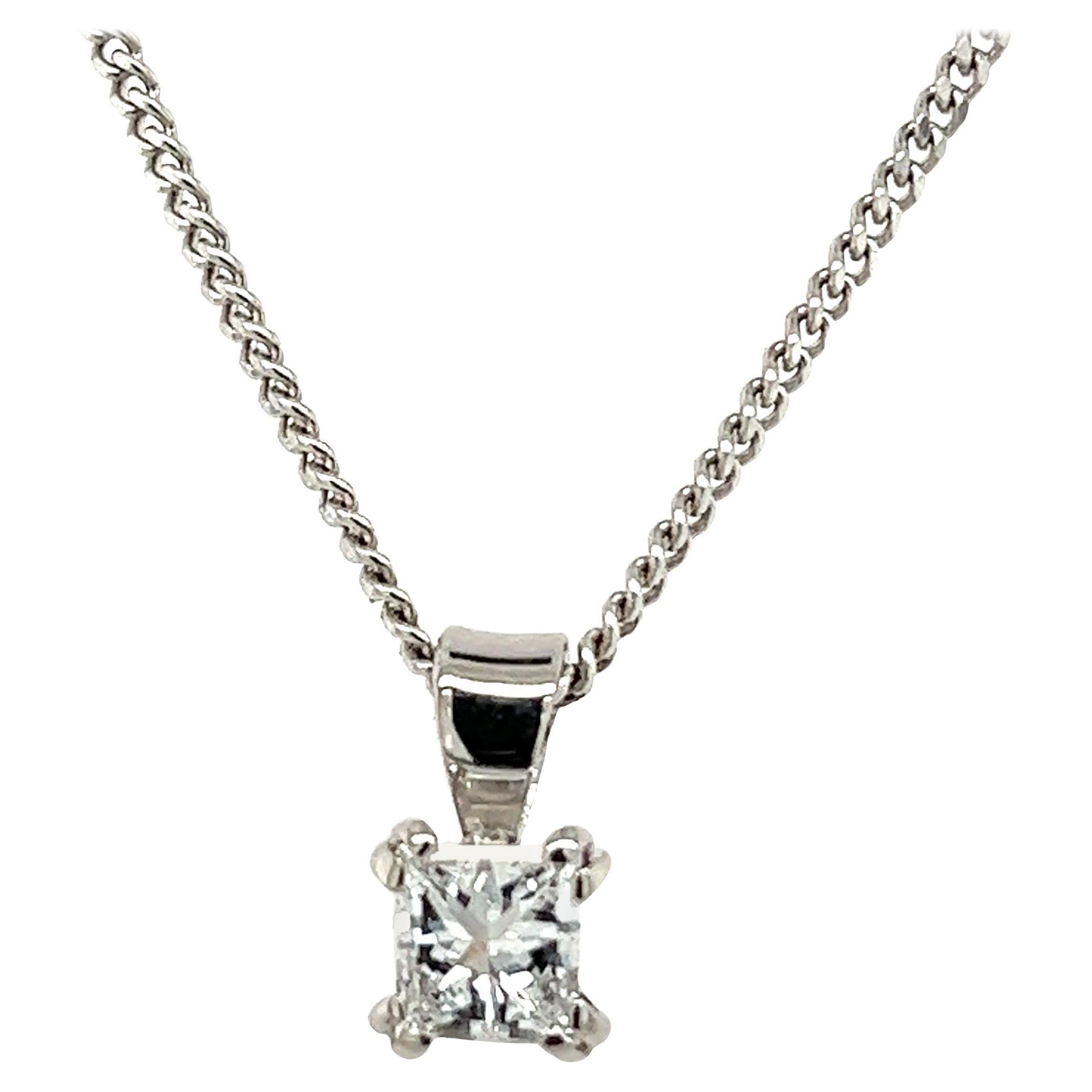 Pendentif en or blanc 18 carats serti d'un diamant taille princesse et d'un diamant de 0,49 carats F/VS