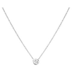 Collier pendentif solitaire moderne serti clos en or blanc 10 carats et diamants 1/5 carat