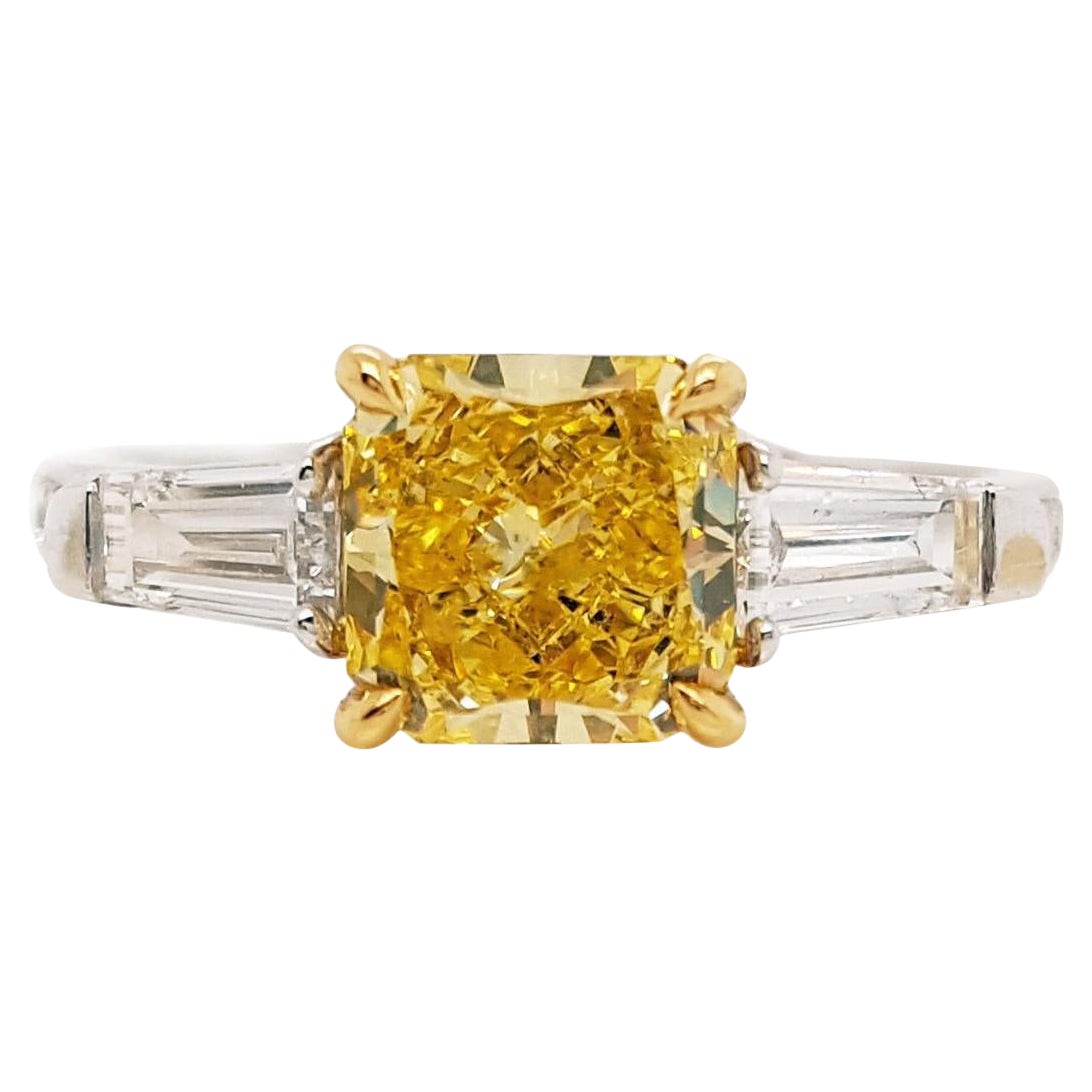 Anillo de compromiso de tres piedras con diamante amarillo vivo de fantasía de 1.15 quilate, informe GIA