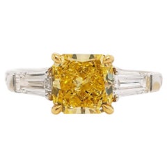 Anillo de compromiso de tres piedras con diamante amarillo vivo de fantasía de 1.15 quilate, informe GIA