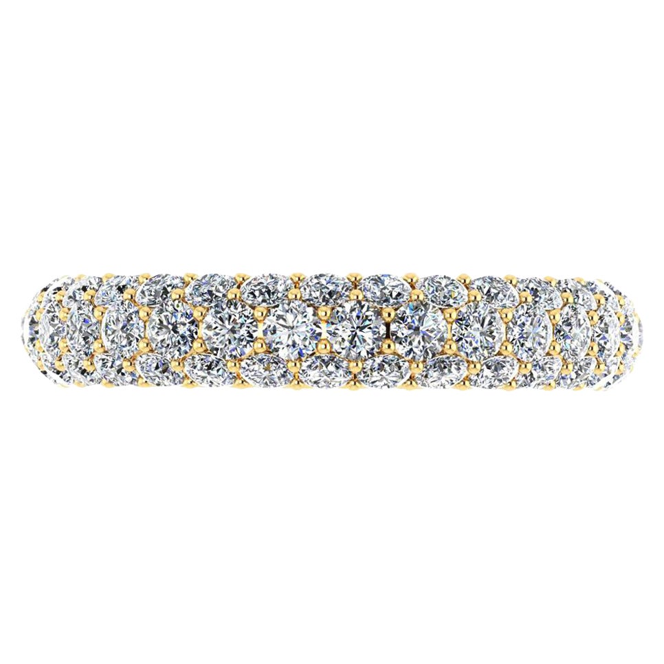 Anillo con pavé de diamantes blancos de 2,50 quilates en oro amarillo de 18 quilates en venta