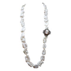 Collana barocca con perle, smeraldi, cammeo, diamanti, oro rosa e argento.