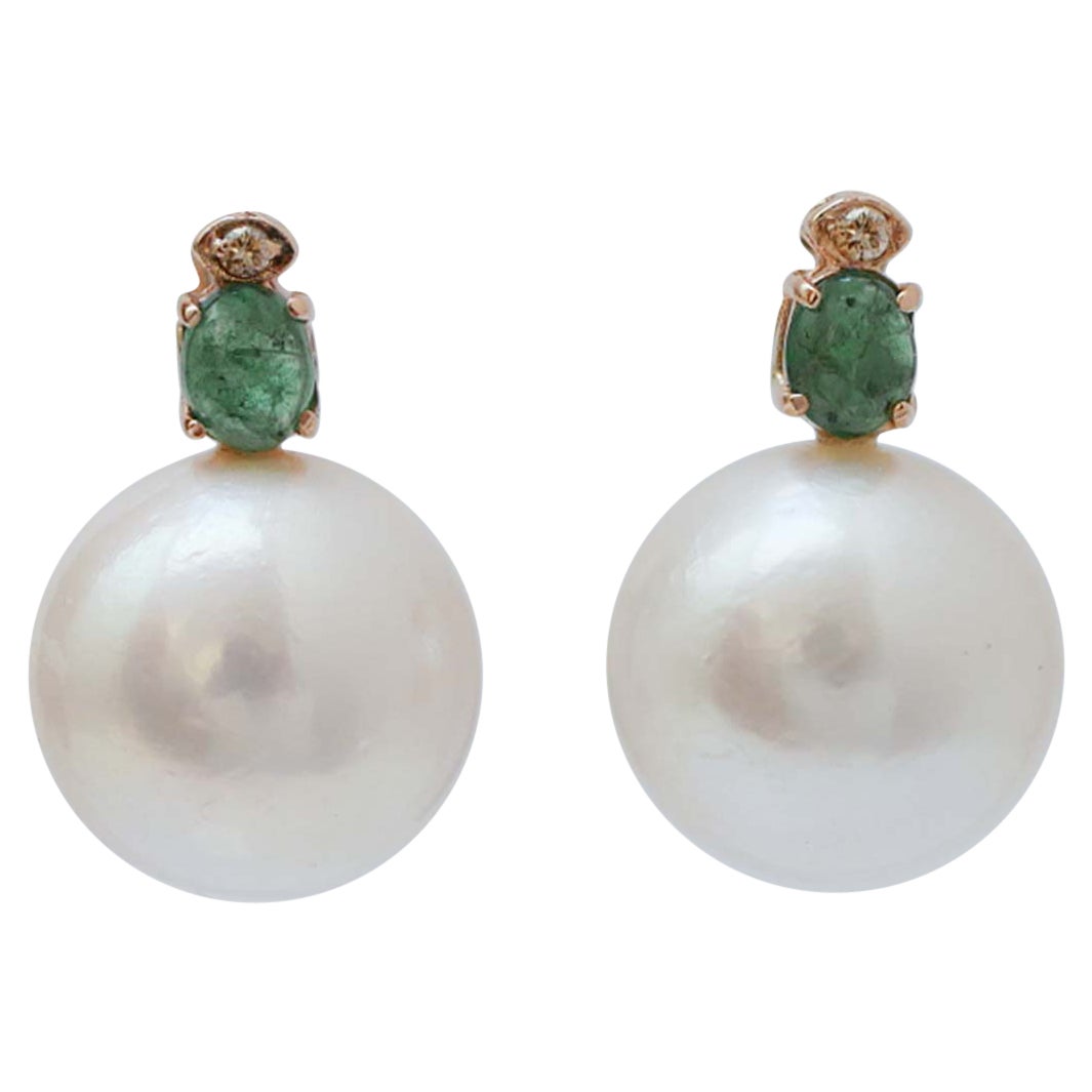 Pendientes de perlas blancas de 13,5 mm, esmeraldas, diamantes y oro rosa de 14 quilates.