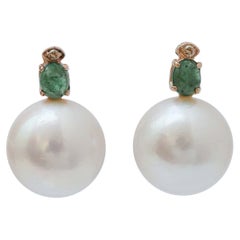 Pendientes de perlas blancas de 13,5 mm, esmeraldas, diamantes y oro rosa de 14 quilates.