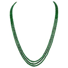 Collana a 3 linee di perline di smeraldo da 125 carati con chiusura in argento, Ecnomical