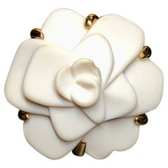 Ein originaler CHANEL Kamelien-Achatring aus 18 Karat Gelbgold. Alle Herstellermarken
