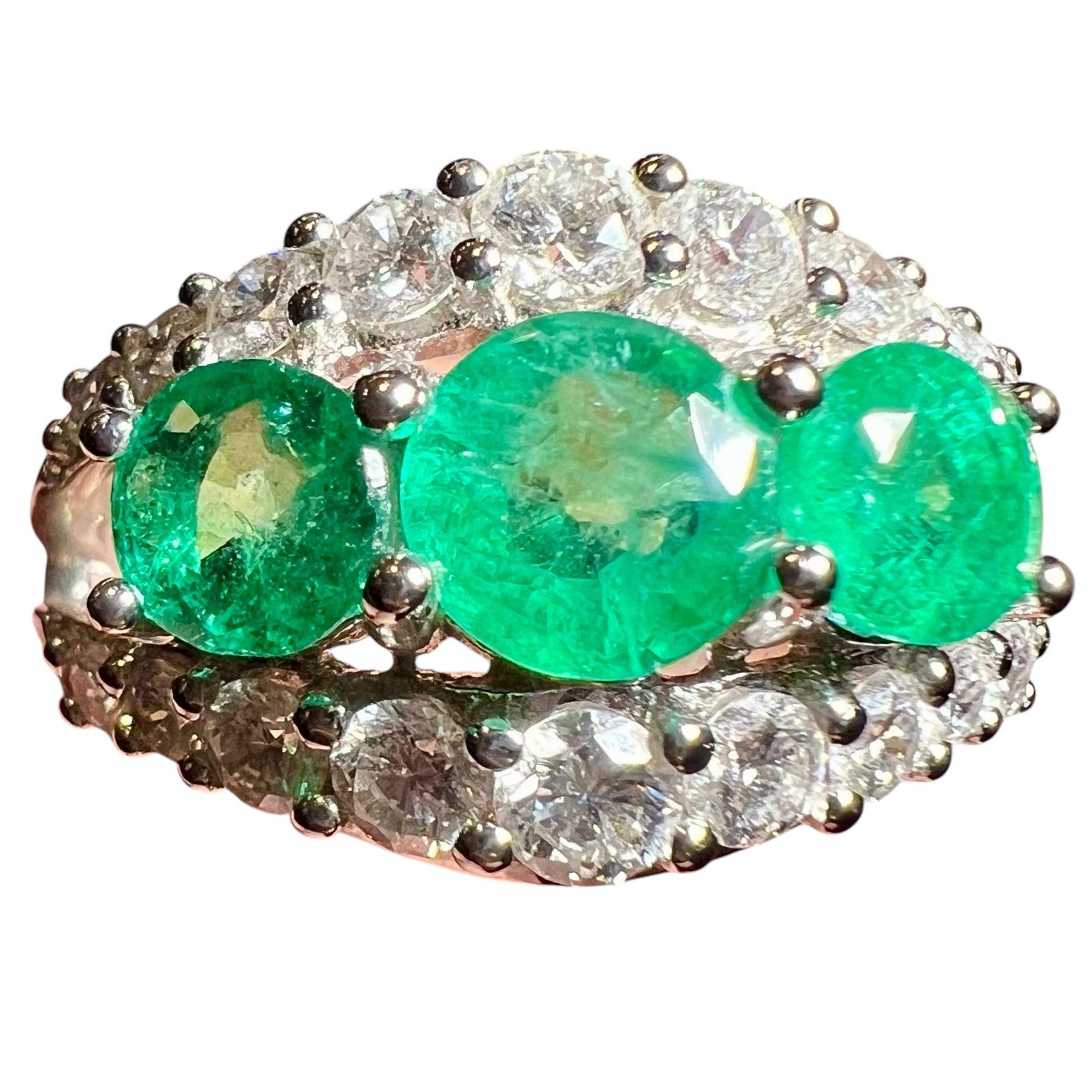 18ct White Gold Ring Set With 3 Emeralds And Brilliant Pavings