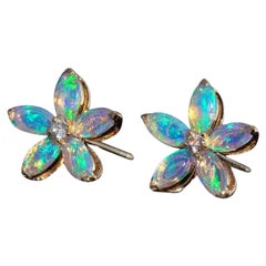 Orecchini a perno con diamante Opale Sakura Fiore di ciliegio Oro giallo 18 carati