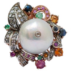 Perla grigia, smeraldi, diamanti, zaffiri, rubini, anello in oro rosa e argento