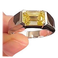 Anello a fascia con taglio smeraldo giallo chiaro di fantasia certificato GIA da 2,39 carati