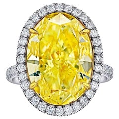 Anello aureolato con diamanti taglio ovale giallo fantasia certificato GIA da 8 carati