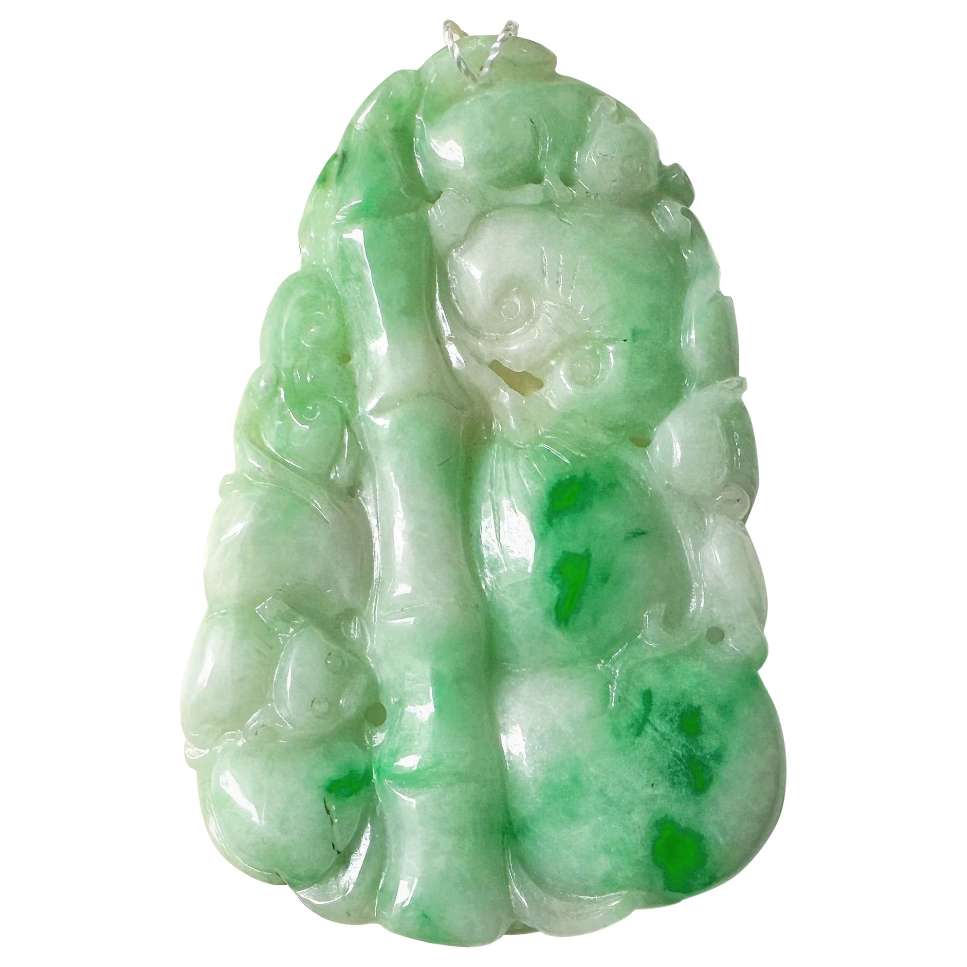 Jade naturel du Myanmar à double face vert vif sculpté, Ruyi et pêche en vente
