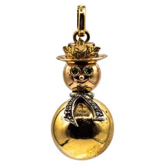 Moderne handgefertigte Halskette mit Anhänger „Snowman“ aus Gelbgold mit weißem Diamanten, Smaragd und Smaragd