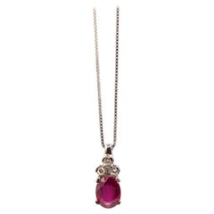 Collier pendentif de style Art déco en or blanc avec diamants blancs taille ovale et rubis