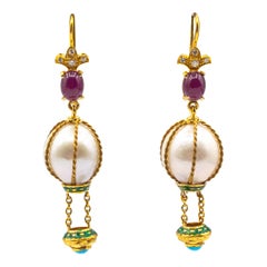 Pendientes artesanales de oro amarillo con diamantes, perlas, turquesas y rubíes "Globo aerostático