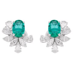 Orecchini a perno con smeraldo ovale naturale, diamante pera marquise in oro bianco 14 carati