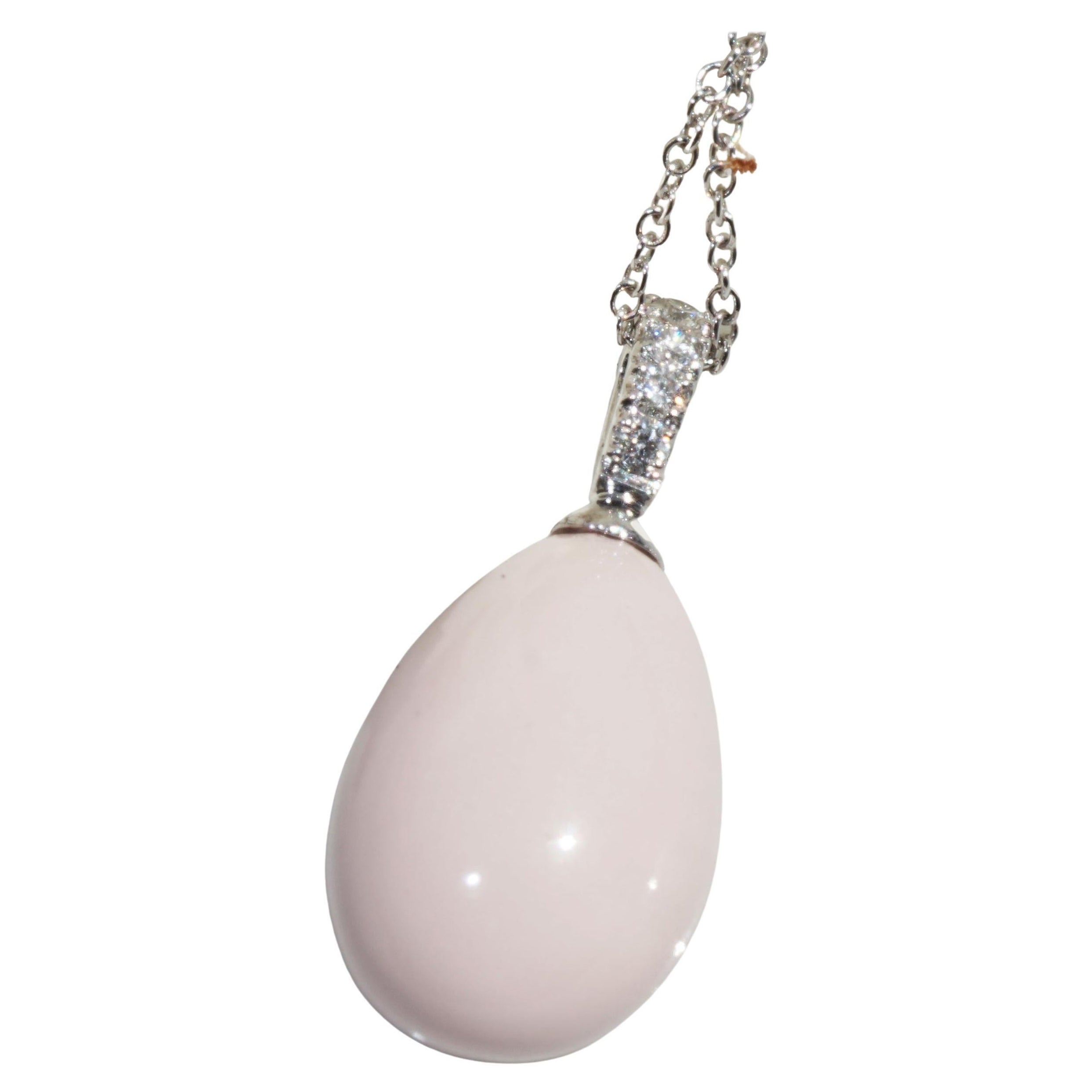 Pendentif en forme de goutte en corail fin et peau d'ange avec monture brillante et chaîne  si élégante en vente