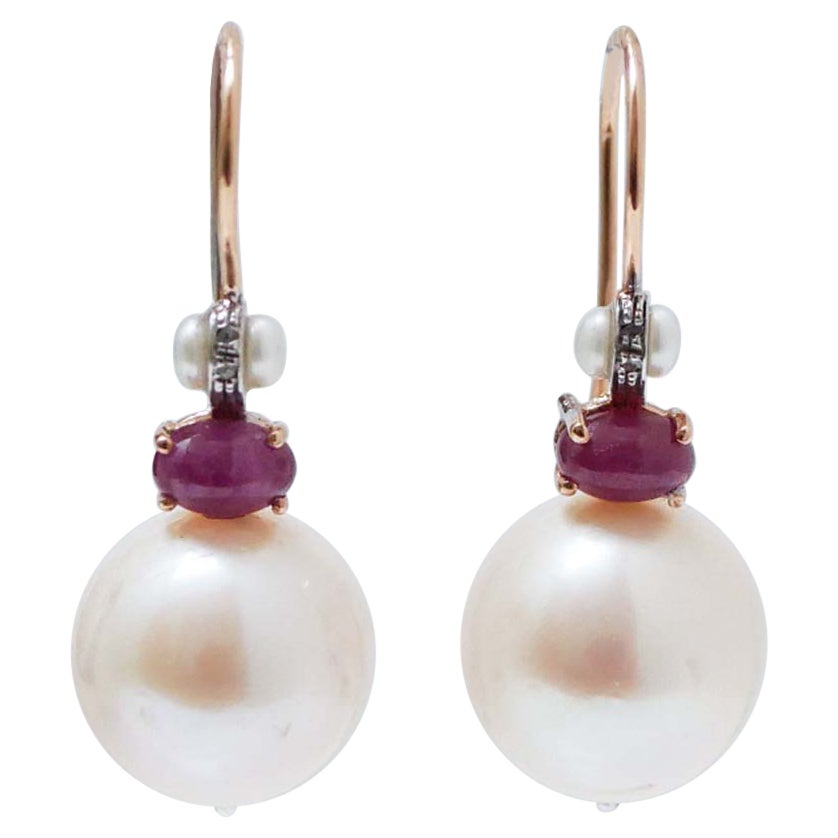 Pendientes de perlas, rubíes, diamantes, oro rosa y plata.