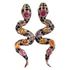 Pendientes Bochic "Oriente" de rubí y zafiro múltiple en forma de serpiente, engastados en oro de 18 quilates y plata