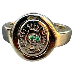 Anello Crest Signet Emerald Memento Mori Style Skull Bronzo