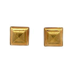 Orecchini a perno quadrati di media grandezza con texture in oro giallo 18 carati da 13,2 grammi