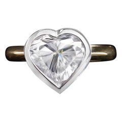 Anillo solitario moderno de diamantes en forma de corazón de 3,00 ct Circa 2000s