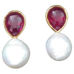 Pendientes de oro amarillo de 14 kt con bisel de perlas barrocas blancas en forma de pera y cabujones de rubí