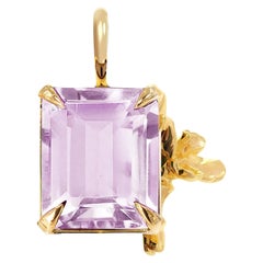 Collana con ciondolo in oro giallo a diciotto carati con quarzo rosa Daffodil.