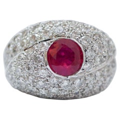 Anello con rubino, diamanti e oro bianco 14 carati.