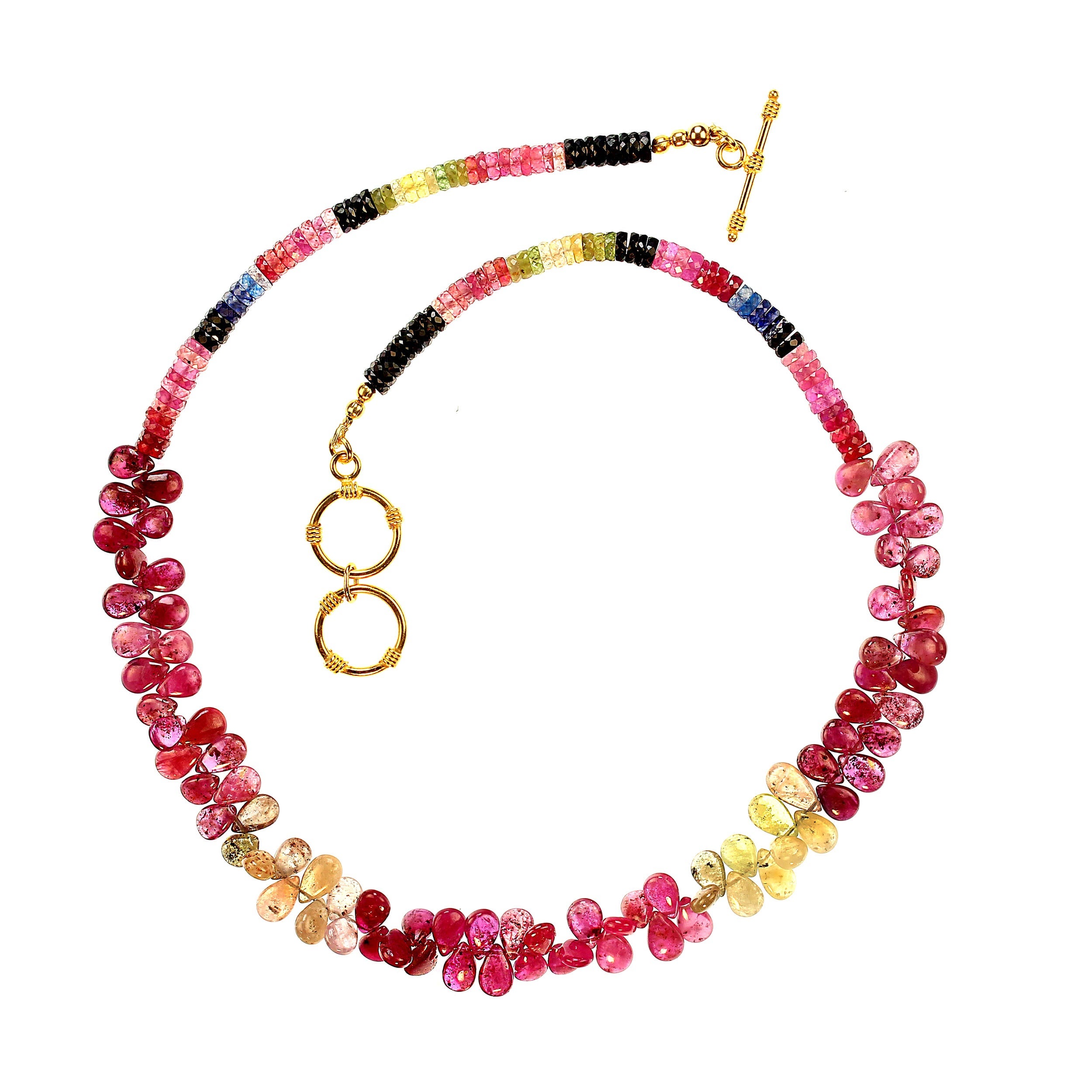Collana di zaffiri multicolore unica e scintillante

Le briolette lisce (8x5 mm) sono di colore rosso/rosa e verde tenue, per un aspetto sorprendente ed elegante.
Accentuato da rondelle multicolore nei toni del rosso, del blu e del verde (5 mm) per