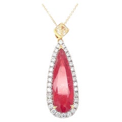 Collier avec pendentif en rhodonite et diamant de 11.03 carats, taille poire