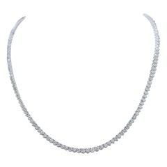 Collier moderne en or blanc 18 carats et diamants de 13,81 carats.