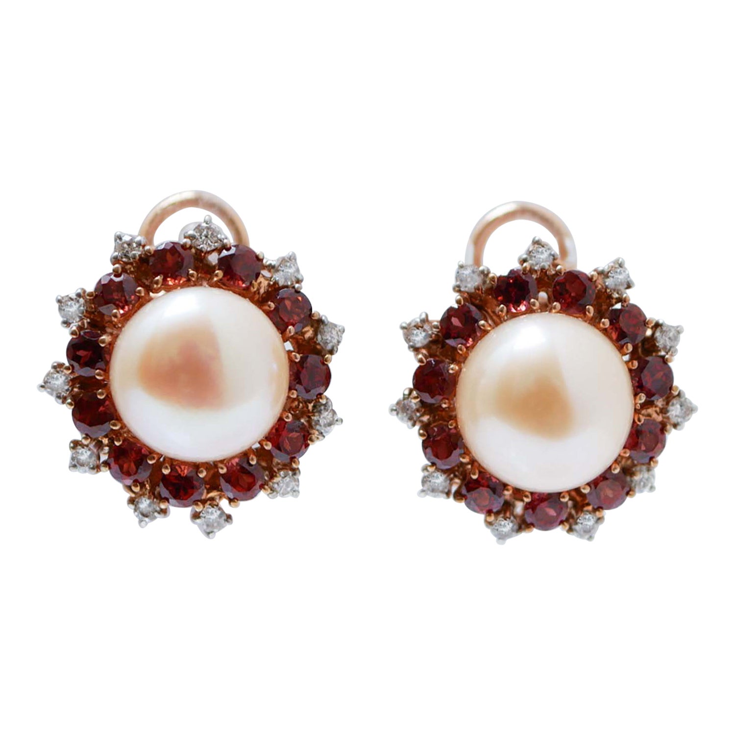 Pendientes de perlas, granates, diamantes, oro rosa y plata.