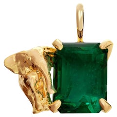 Collana con ciondolo a forma di elefante e smeraldo in oro rosa a diciotto carati