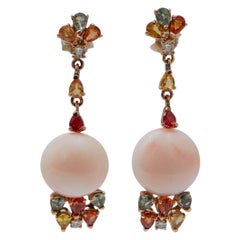 Coral Rosa, Zafiros Multicolores, Diamantes, Pendientes de Oro Rosa de 14 Kilates.