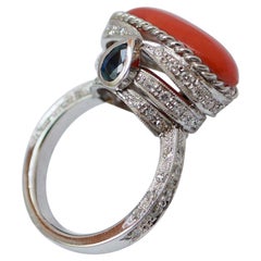 Corail, saphirs, diamants, bague en platine.