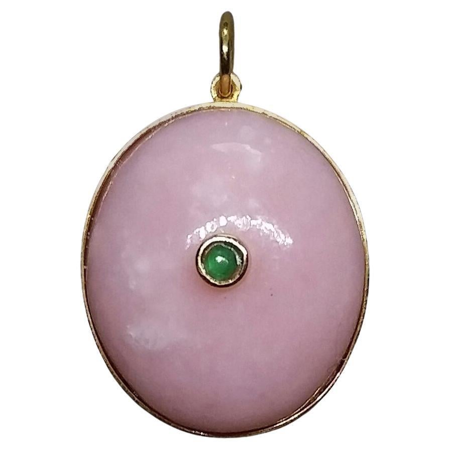 Pendentif rond en or jaune 14 carats avec cabochon en opale rose de forme ovale et chaton en émeraude