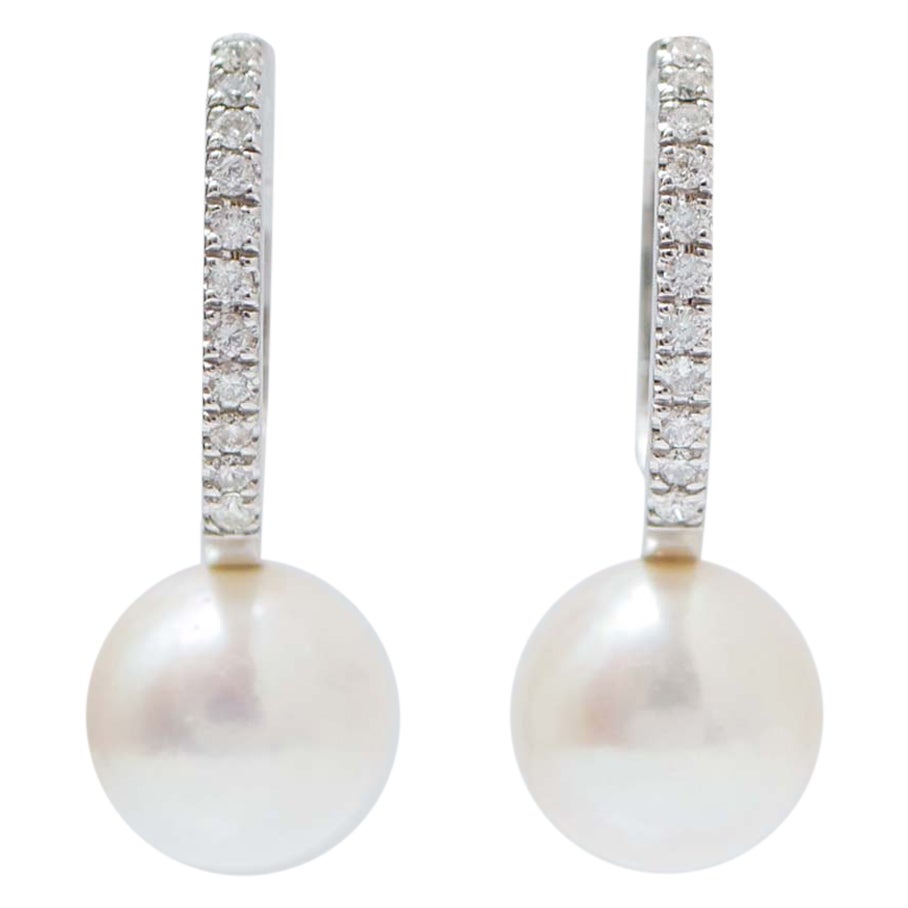 Orecchini moderni con perle da 13 mm, diamanti e oro bianco da 18 carati.