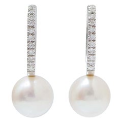 Orecchini moderni con perle da 13 mm, diamanti e oro bianco da 18 carati.