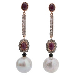 Pendientes de perlas grises, rubíes, ónix, diamantes, oro rosa y plata.