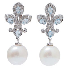 Pendientes de Oro Blanco de 14 Kt, Perlas Blancas de 13 Mm, Topacio Color Aguamarina, Diamantes